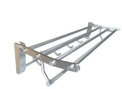 毛巾托要離開地面50cm位置；剛好離洗手池較近